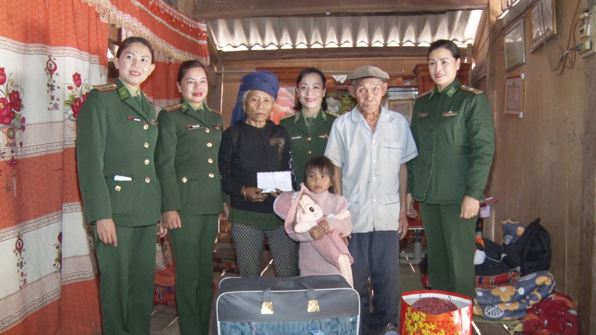 Thực hiện tốt chương trình “Nâng bước em tới trường” và mô hình “Con nuôi đồn Biên phòng”