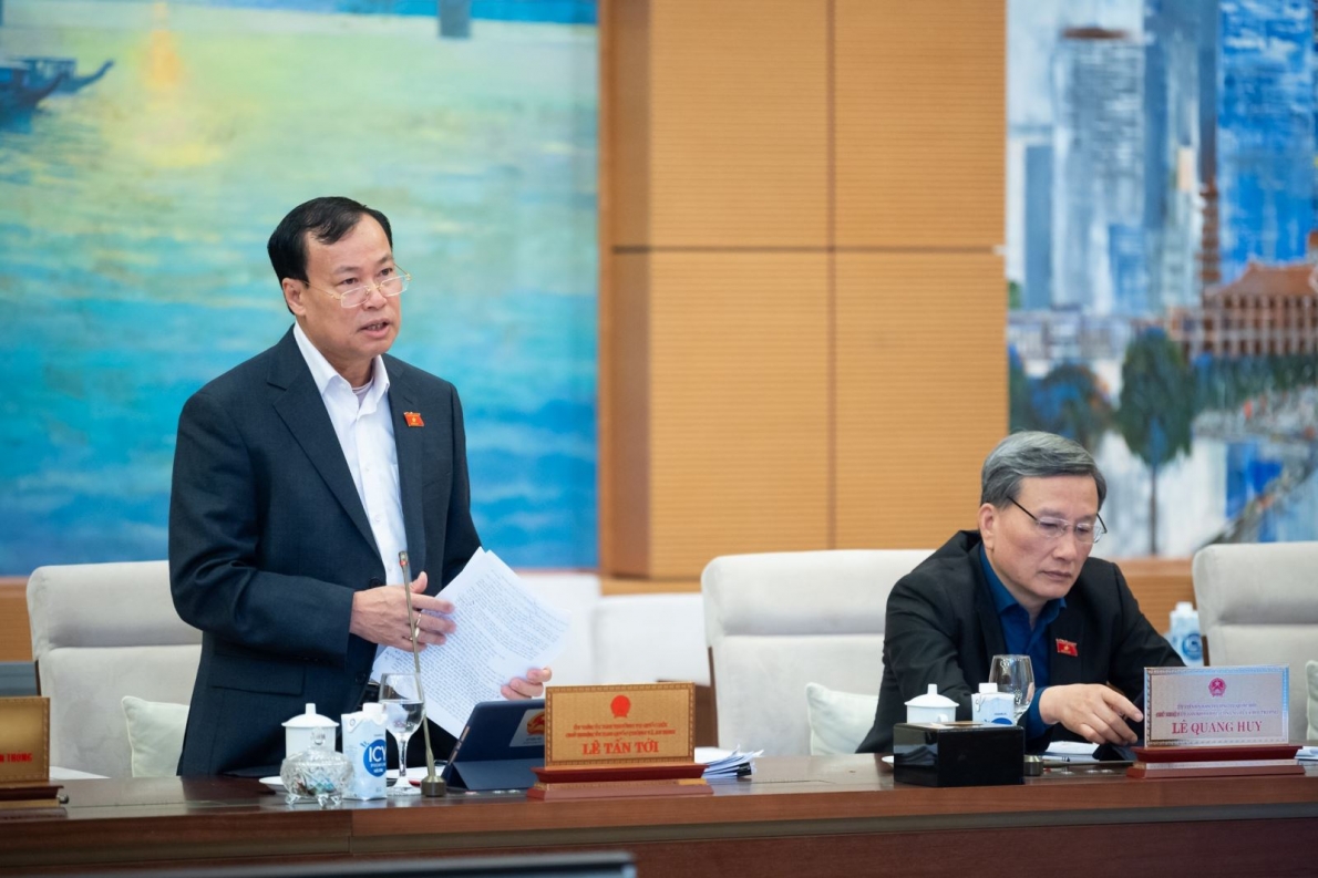 Chủ nhiệm Ủy ban Quốc phòng và An ninh Lê Tấn Tới phát biểu.