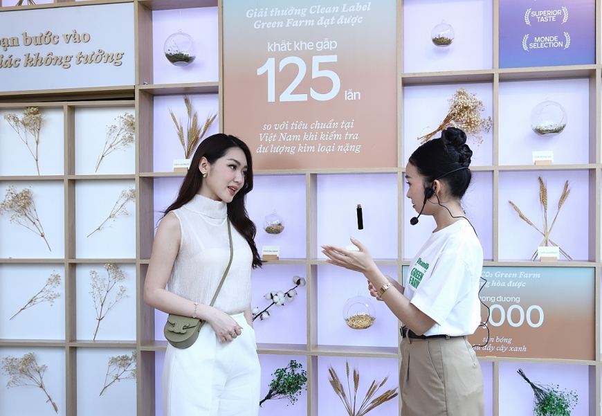 Vinamilk giới thiệu đến người dùng về nguồn nguyên liệu thuần khiết từ trang trại sinh thái và công nghệ kép hút chân giúp sữa Green Farm giữ được hương vị thơm béo tự nhiên, thoảng chút cỏ hoa và hậu vị ngọt ngào. Ảnh: Vi Nam