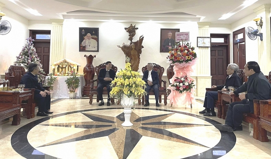 Giám đốc Sở GD&ĐT Nghệ An Thái Văn Thành chúc mừng Tòa Giám mục Giáo phận Vinh.