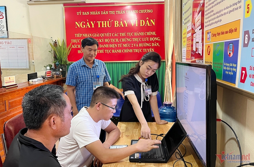     Làm việc Ngày thứ 7 vì dân ở UBND Thị trấn Thanh Chương.  