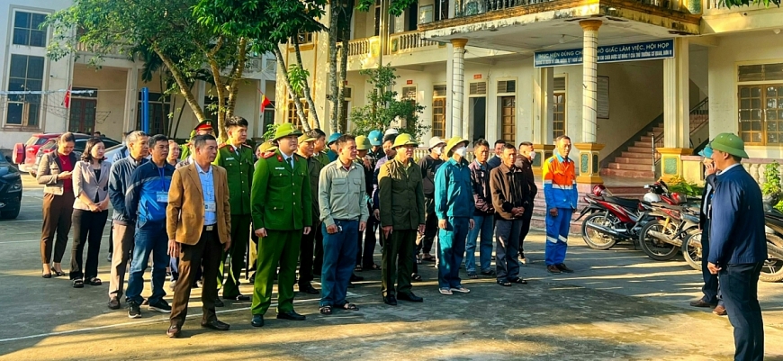 Thị trấn Thanh Chương ra quân triển khai giải tỏa các ki ốt hết hạn hợp đồng để trả lại mặt bằng cho Thị trấn quản lý.