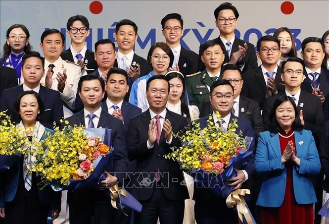 Chủ tịch nước Võ Văn Thưởng cùng các đồng chí lãnh đạo Đảng và Nhà nước chúc mừng Ban Chấp hành Hội Sinh viên Việt Nam khóa XI. Ảnh: Thống Nhất/TTXVN