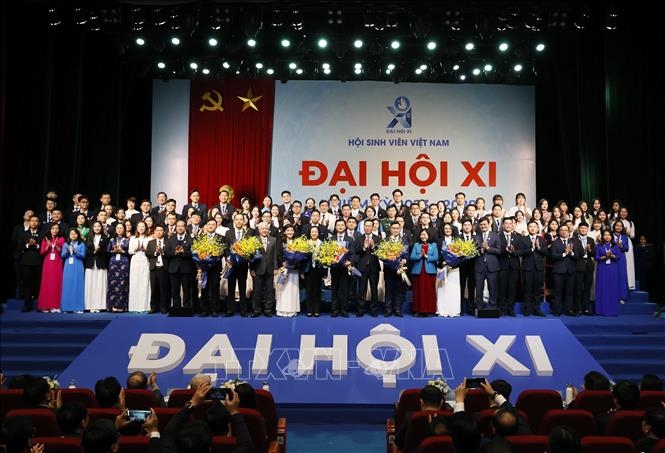 Chủ tịch nước Võ Văn Thưởng cùng các đồng chí lãnh đạo Đảng và Nhà nước chúc mừng Ban Chấp hành Hội Sinh viên Việt Nam khóa XI. Ảnh: Thống Nhất/TTXVN