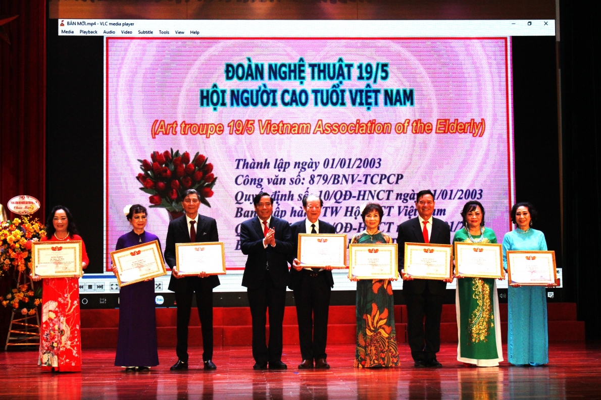 Chủ tịch Nguyễn Thanh Bình trao Bằng khen Trung ương Hội cho các tập thể, cá nhân xuất sắc Đoàn Nghệ thuật 19-5