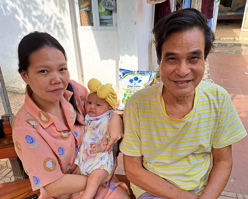 Ông bà nội nuôi 3 cháu mồ côi Ông bà nội nuôi 3 cháu mồ côi