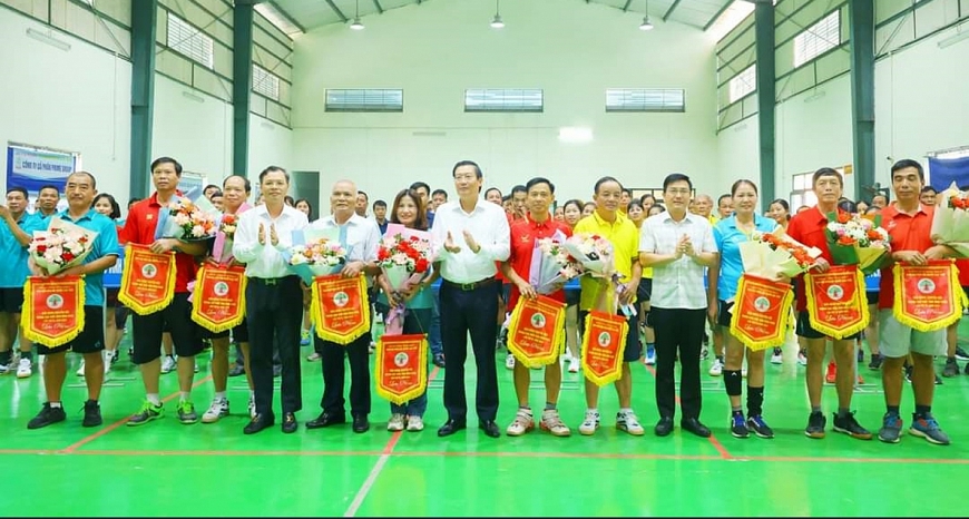 Lãnh đạo tỉnh Vĩnh Phúc tặng Cờ lưu niệm cho các đơn vị tham gia “Giải bóng chuyền hơi Trung cao tuổi tỉnh Vĩnh Phúc năm 2023”.