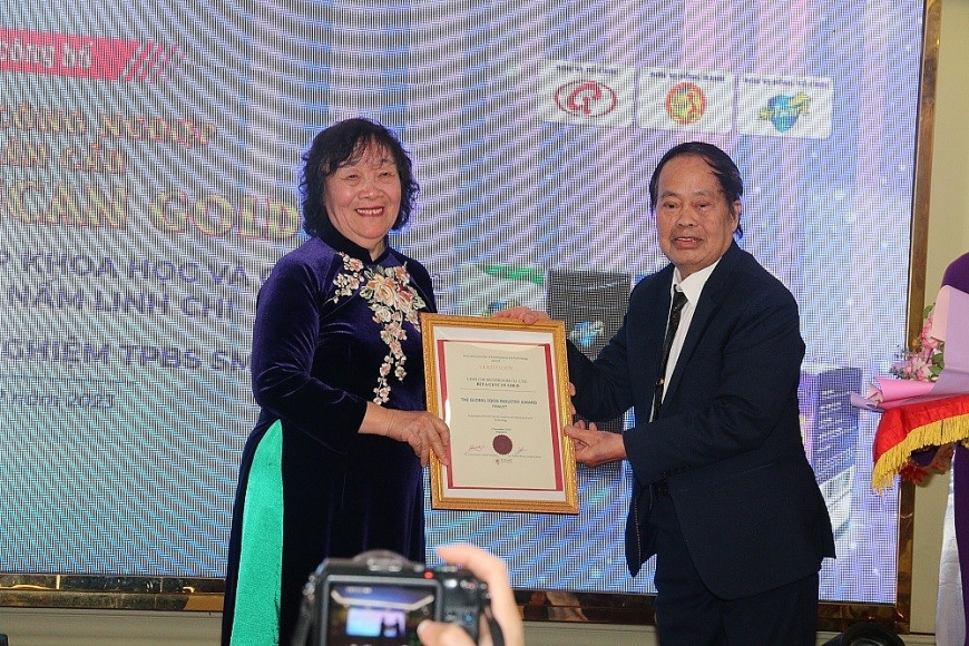 Công ty TNHH Nấm Linh Chi đón nhận danh hiệu "Doanh nghiệp Khoa học và Công nghệ"