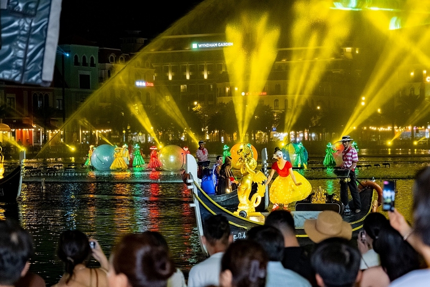 Maroon 5 liên tục “khoe ảnh” về “thành phố không ngủ” Grand World