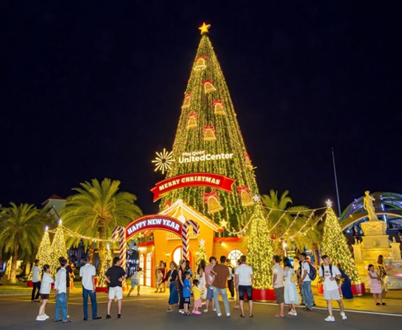 Maroon 5 liên tục “khoe ảnh” về “thành phố không ngủ” Grand World