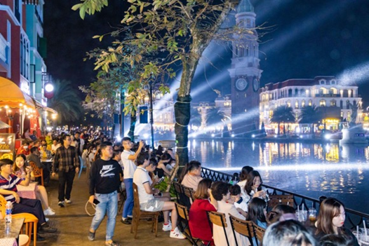 Maroon 5 liên tục “khoe ảnh” về “thành phố không ngủ” Grand World