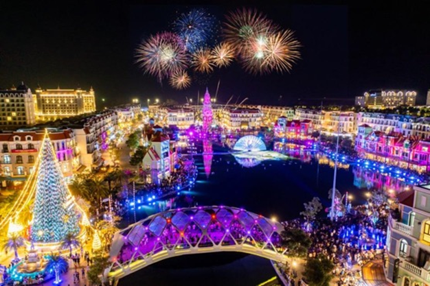 Maroon 5 liên tục “khoe ảnh” về “thành phố không ngủ” Grand World