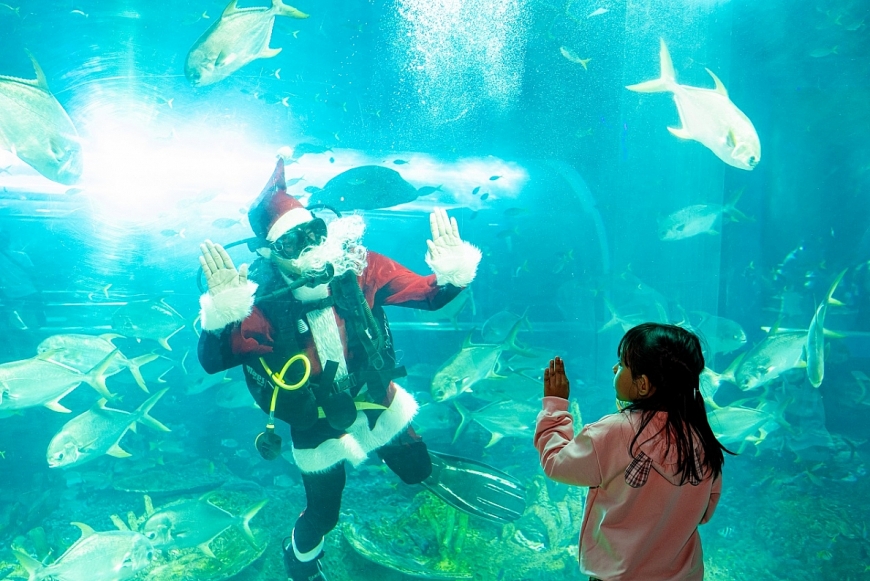 Maroon 5 liên tục “khoe ảnh” về “thành phố không ngủ” Grand World