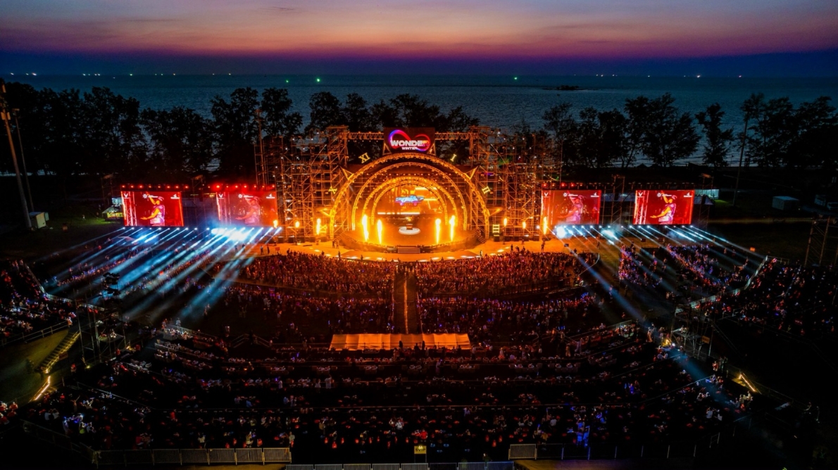 Maroon 5 liên tục “khoe ảnh” về “thành phố không ngủ” Grand World