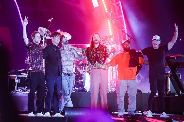 Maroon 5 liên tục “khoe ảnh” về “thành phố không ngủ” Grand World