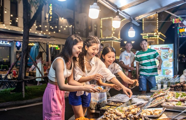 Maroon 5 liên tục “khoe ảnh” về “thành phố không ngủ” Grand World