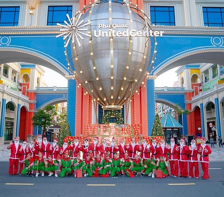 Maroon 5 liên tục “khoe ảnh” về “thành phố không ngủ” Grand World