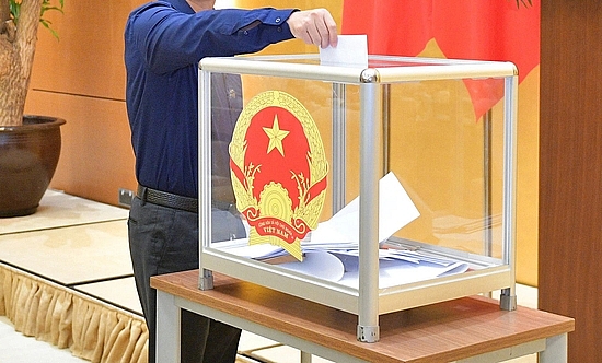 Có hơn 50% phiếu tín nhiệm thấp, theo quy định xử lí thế nào?