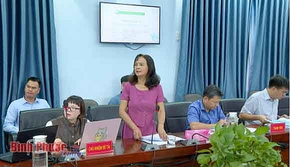 Thạc sĩ Nguyễn Thị Hòa, Viện Nghiên cứu phát triển y dược cổ truyền Việt Nam - chủ nhiệm đề tài trình bày nội dung phương pháp nghiên cứu của đề tài “Điều tra, đánh giá thực trạng và đề xuất kế hoạch bảo tồn, phát triển một số loại cây thuốc có hiệu quả kinh tế cao tại tỉnh Bình Phước.