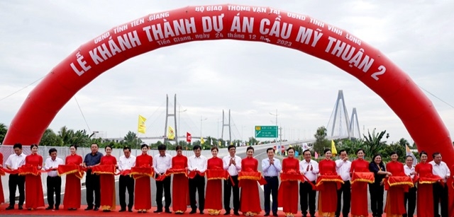  Phó Thủ tướng Chính phủ Lê Minh Khái và các đại biểu cắt băng khánh thành cầu Mỹ Thuận 2.