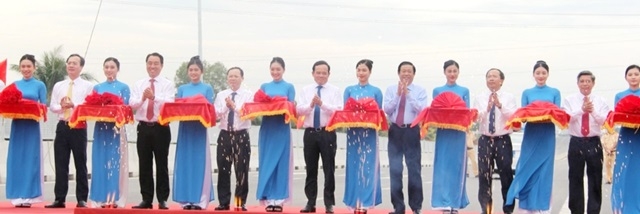 Phó thủ tướng Chính phủ Trần Lưu Quang,  cùng các đại biểu thực hiện nghi thức cắt băng khánh thành cao tốc Mỹ Thuận - Cần Thơ.