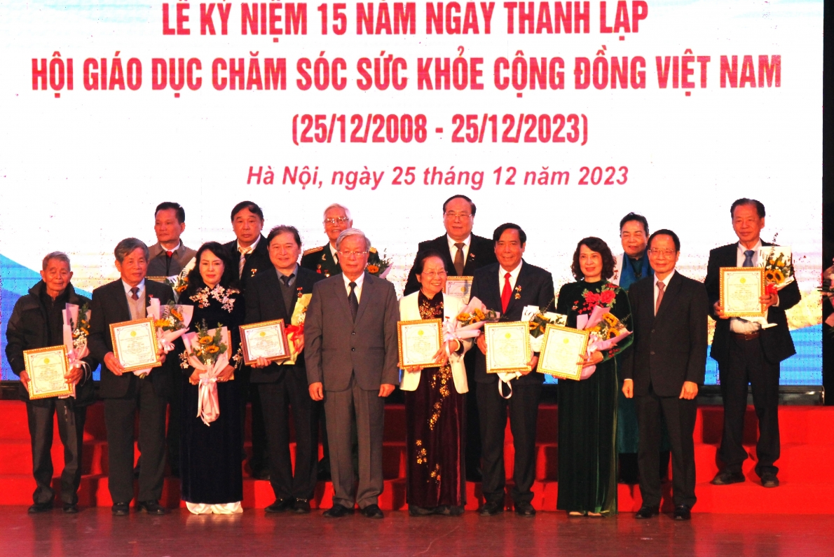 0 Chủ tịch Hội NCT Việt Nam Nguyễn Thanh Bình được trao tặng Kỉ niệm chương Vì sự nghiệp chăm sóc sức khỏe cộng đồng Việt Nam