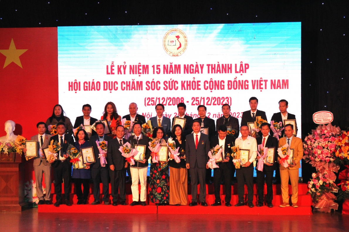 Hội GDCSSKCĐ tôn vinh các tập thể, cá nhân có nhiều đóng góp đồng hành cùng Hội trong suốt 15 năm qua