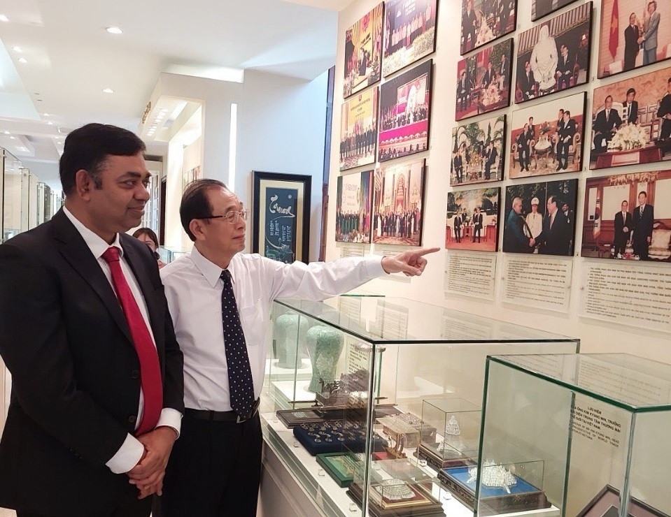 NCT TP. Hồ Chí Minh và Tổng Lãnh sự Ấn Độ dâng hương tưởng nhớ cố Thủ tướng Phan Văn Khải