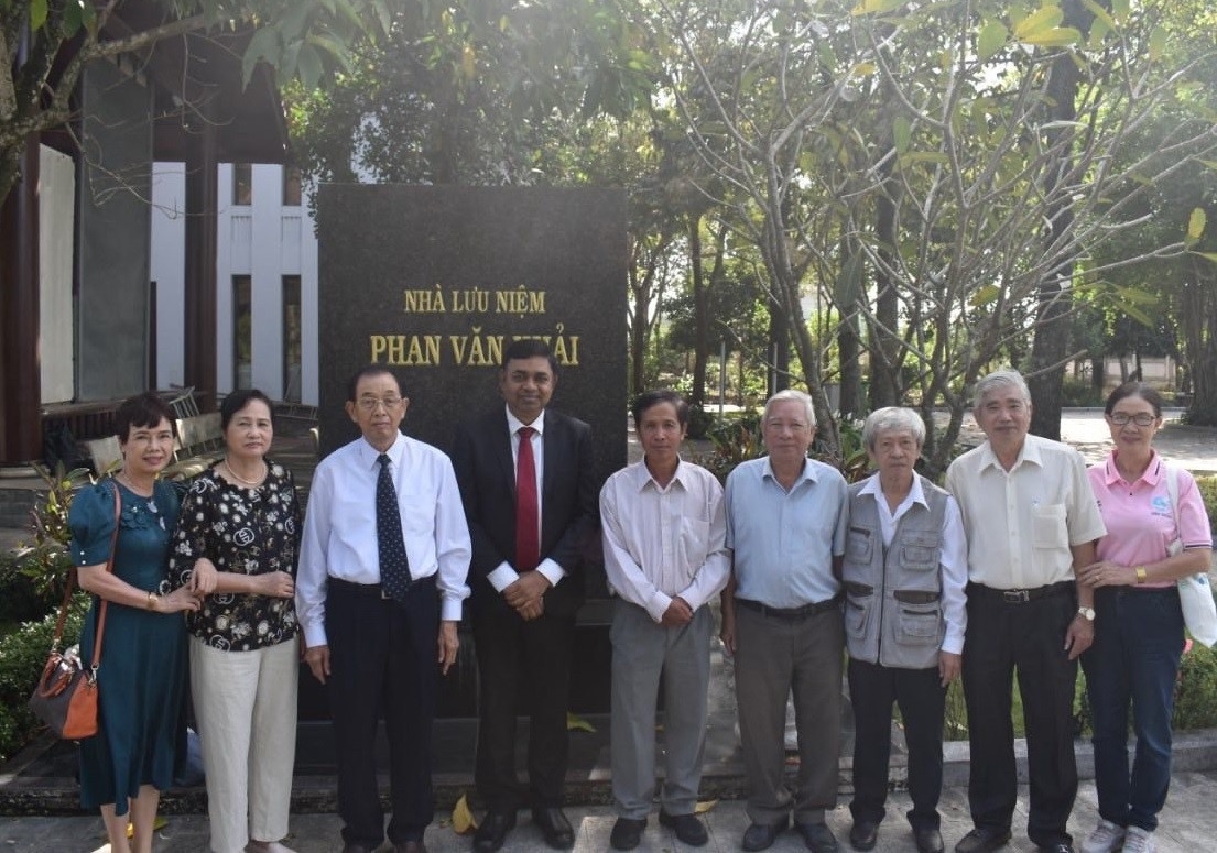 NCT TP. Hồ Chí Minh và Tổng Lãnh sự Ấn Độ dâng hương tưởng nhớ cố Thủ tướng Phan Văn Khải