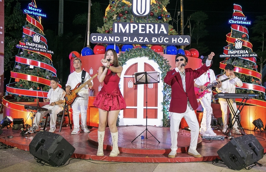 Các nghệ sĩ làm nóng sân khấu với âm nhạc sôi động