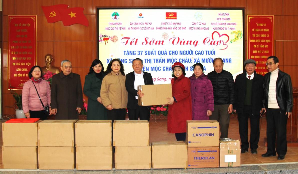 Trao 10 thùng máy đo huyết áp của nhà tài trợ KingSport và 100 suất thuốc của Công ty Hoàng Giang cho Hội NCT tỉnh Sơn La và huyện Mộc Châu