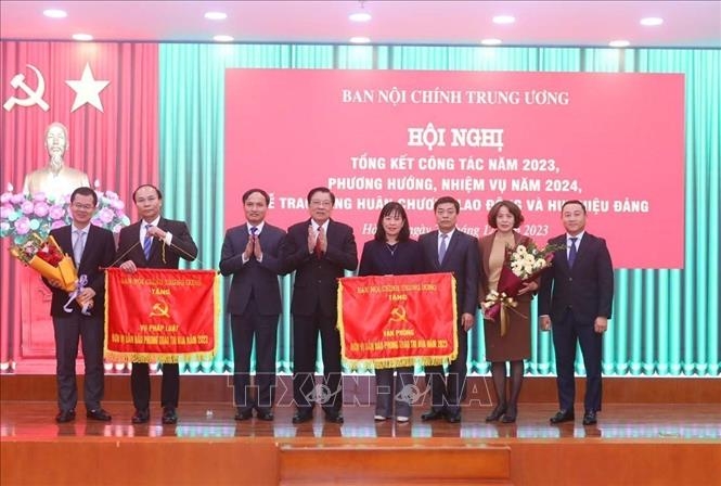 Tập thể nhận Cờ thi đua của Ban Nội chính Trung ương. Ảnh: Phương Hoa/TTXVN