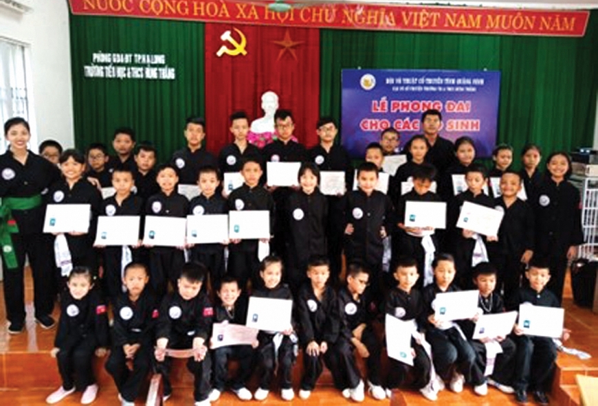 Lễ phong đai cho các môn sinh. 