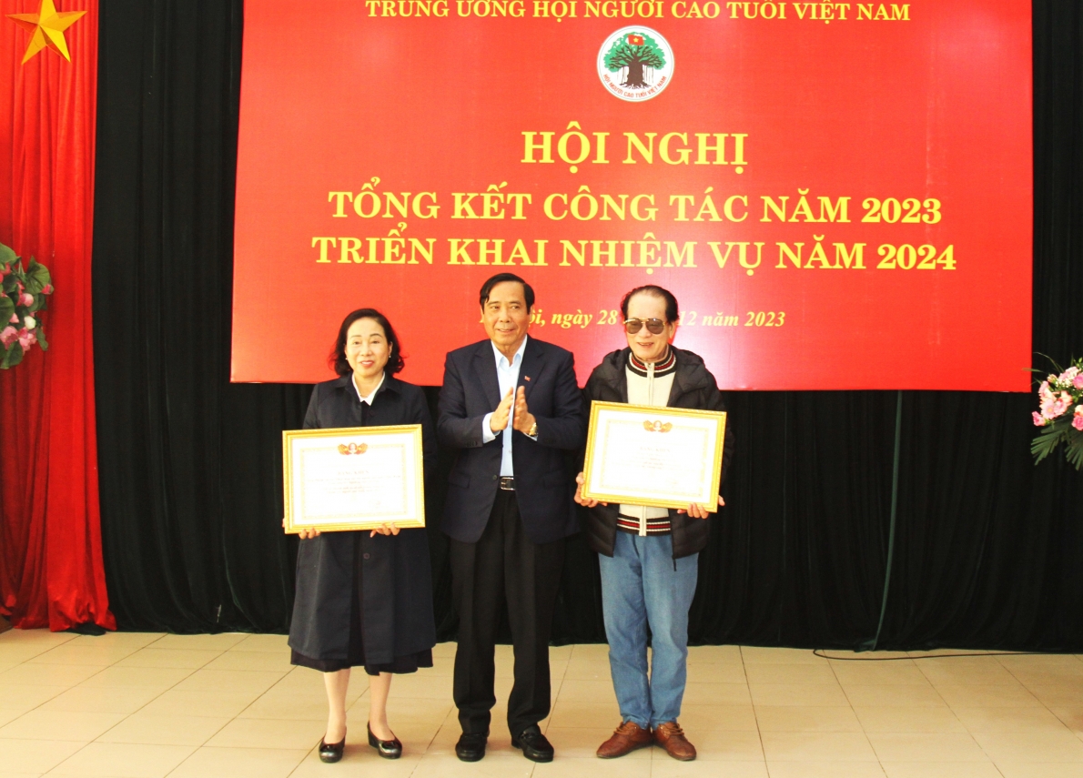 Chủ tịch Nguyễn Thanh Bình trao Bằng khen Trung ương Hội cho các tập thể xuất sắc