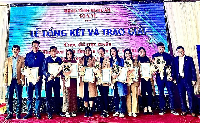 -Trao thưởng cho các cá nhân có thành tích trong năm 2023.