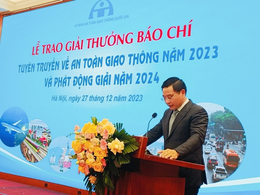 - Đồng chí Nguyễn Văn Thắng - Ủy viên Ban Chấp hành Trung ương Đảng, Bộ trưởng Bộ Giao thông vận tải, Phó Chủ tịch Thường trực Ủy ban An toàn giao thông Quốc gia phát biểu tại lễ trao giải.