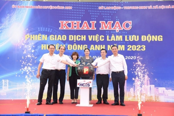 Huyện Đông Anh, TP Hà Nội: Người lao động đội mưa đến tìm việc làm