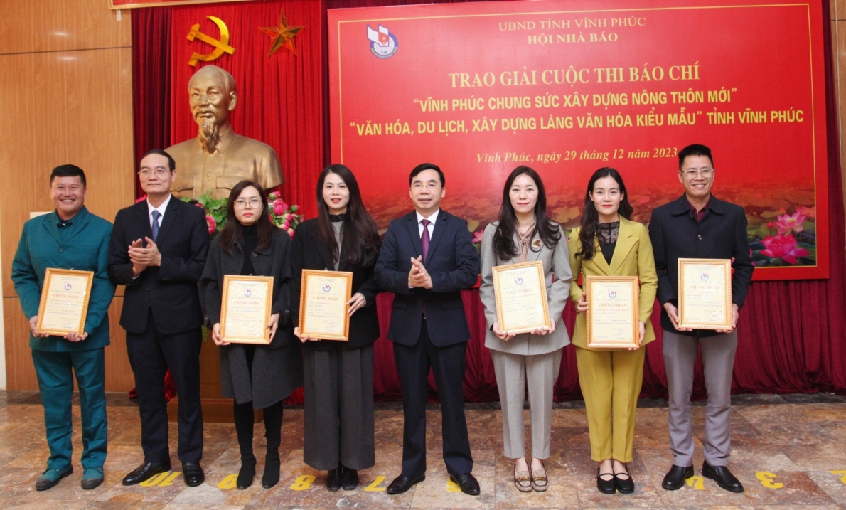 Trao giải cuộc thi báo chí “Vĩnh Phúc chung sức xây dựng nông thôn mới” và “Văn hóa, du lịch, xây dựng Làng văn hóa kiểu mẫu”