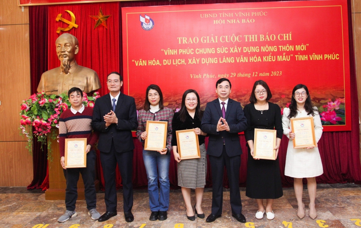 Trao giải cuộc thi báo chí “Vĩnh Phúc chung sức xây dựng nông thôn mới” và “Văn hóa, du lịch, xây dựng Làng văn hóa kiểu mẫu”