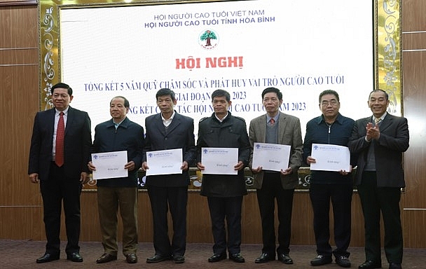 Hội NCT tỉnh Hoà Bình trao 100 suất quà cho NCT nghèo nhân dịp Tết Nguyên đán 2024.