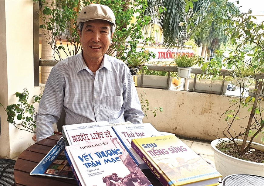 Nhà văn Minh Chuyên.