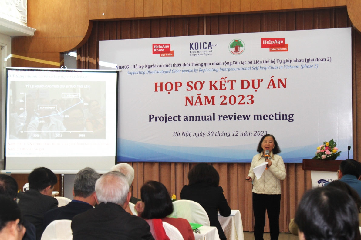 Đại diện của Tổ chức HAI giới thiệu về Dự án VIE085