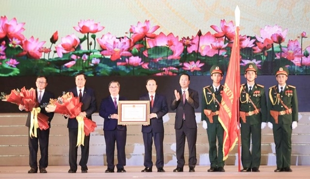 Chủ tịch nước Võ Văn Thưởng trao Huân chương Lao động hạng Nhất tặng Đảng bộ, chính quyền và Nhân dân thành phố Cần Thơ