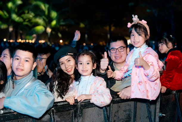 Cư dân và khách tham quan có những phút quây quần bên gia đình, người thân để cùng đón chào năm mới