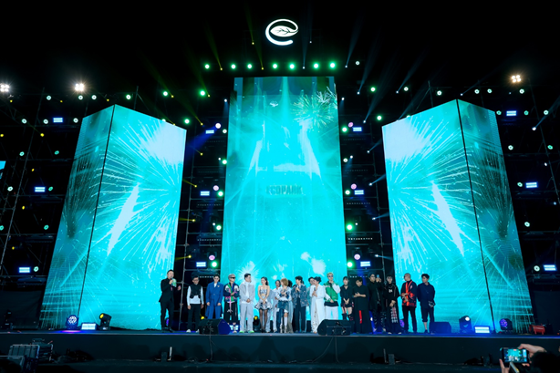 Dàn nghệ sĩ gửi lời chúc mừng năm mới tới cư dân Ecopark và khách tham gia sự kiện