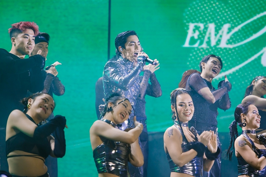 MONO “cháy” hết mình trong giai điệu sôi động, náo nhiệt cùng vũ đoàn với ca khúc “Em xinh” gây bão mạng xã hội những ngày qua