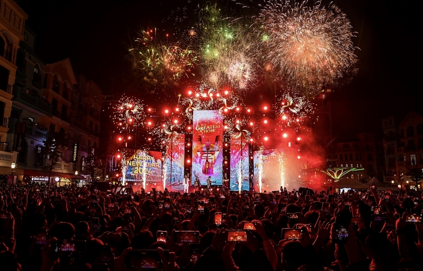 Đúng 0h ngày 1/1/2023, màn pháo hoa mãn nhãn cùng với giai điệu quen thuộc Happy New Year vang lên trong tiếng hò reo hạnh phúc, như một lời chúc mừng năm mới đầy trọn vẹn và ấm áp mà Grand World Hà Nội tri ân tới du khách