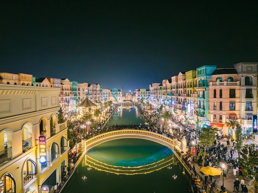 Điểm nhấn tại Grand World Hà Nội như 2 cây cầu Viva và Feliz, cầu Đông Tây, Vòng quay ngựa gỗ Carousel với kiến trúc và decor rực rỡ,… là loạt tọa độ “check – in” hàng đầu, bùng nổ mạng xã hội đêm qua