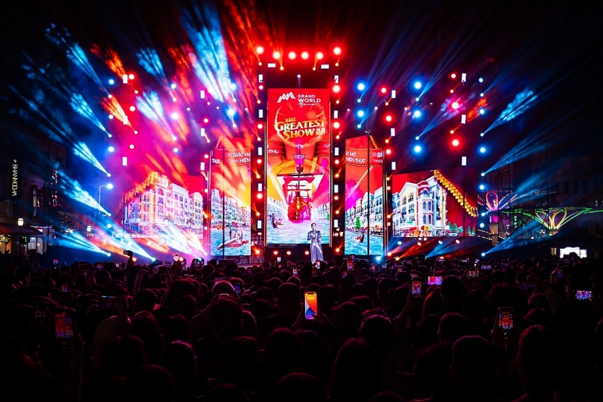 Đại nhạc hội The Greatest Show gây ấn tượng với sân khấu hoành tráng, thiết kế khối 3D đặc biệt đem lại hiệu ứng đa góc nhìn cho khán giả. Vị trí sân khấu được đặt ngay bên cạnh bờ sông Venice, mang đến những góc nhìn đẹp nhất ra toàn cảnh khu vực show diễn The Grand Voyage và khu vực bắn pháo hoa