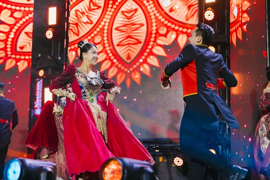 Điểm nổi bật của The Greatest Show tại Grand World Hà Nội còn phải kể đến những màn biểu diễn mang đậm dấu ấn nhạc kịch từ vũ đoàn Grand World như múa đương đại “Never Enough”, nhảy “Broadway Come Alive”, ca khúc chủ đề “The Greatest Show” huyền thoại “nức lòng” khán giả